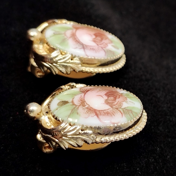 Vintage Whiting & Davis Floral Painted Porcelain Cameo Clip on Earrings - Picture 12 of 14